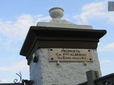 La masseria, come recita una scritta posta su una delle colonne dell�ingresso, era di propriet� del cavalier Francesco Albergo, ormai defunto